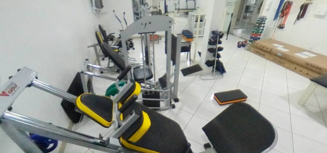 Área de exercícios da Mais Fisio, com aparelhos de treino