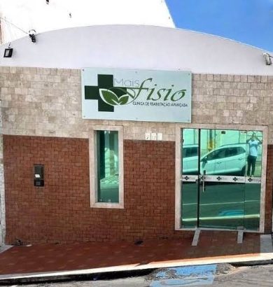 Fachada da Clínica de Fisioterapia Mais Fisio, com placa de identificação