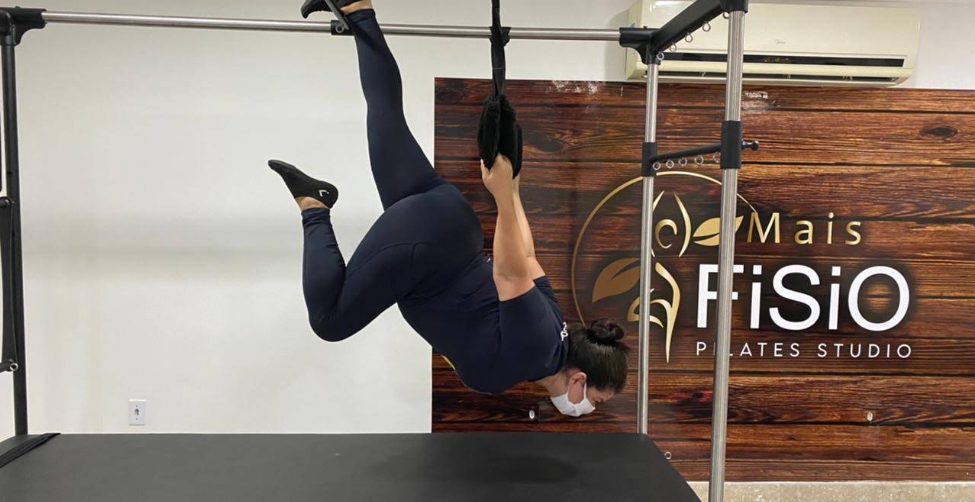 Ambiente do Pilates Studio, com identificação Mais Fisio na parede